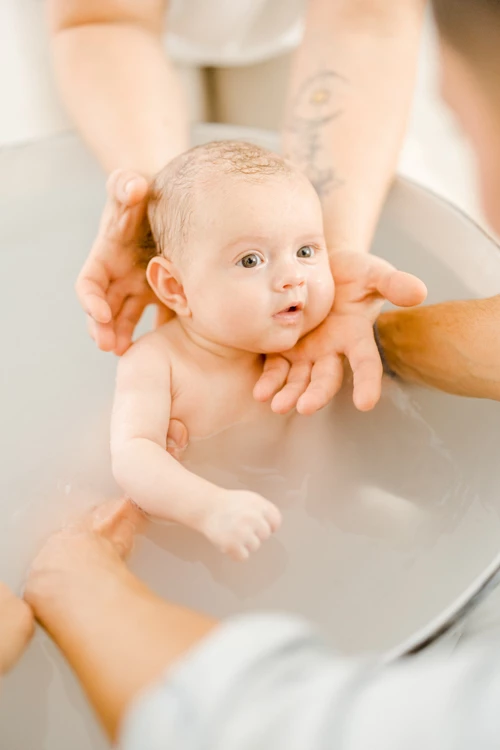 main enfant baignoire marron gris